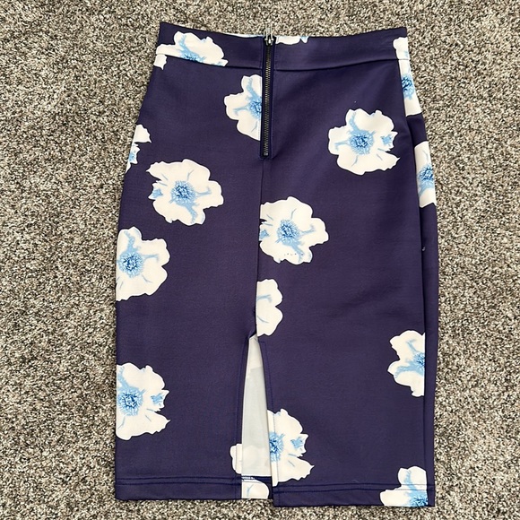 Navy white flower skirt - Picture 2 of 5